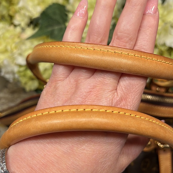 Louis Vuitton Monogrammed GM Travoli - Picture 6 of 16